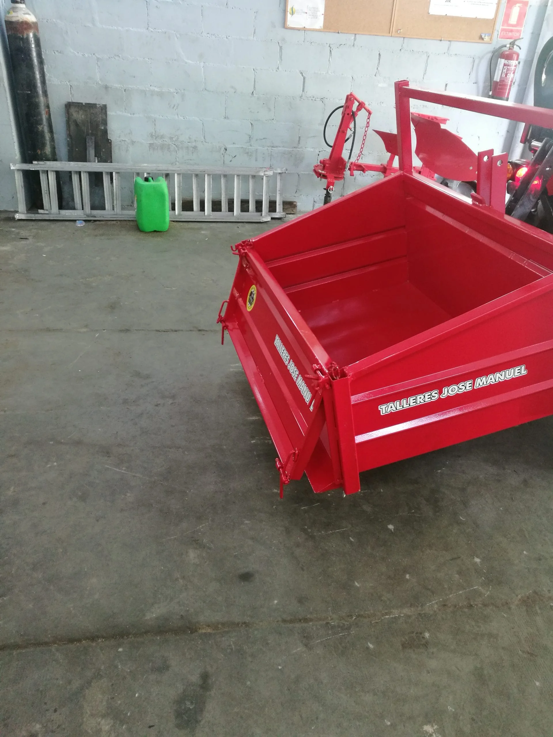 CAJON-DE-CARGA-SUSPENDIDO-BASCULANTE-130-1