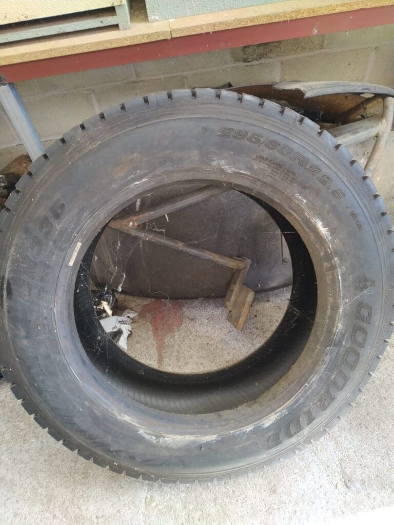 NEUMATICO-CAMION-295-60-22.5