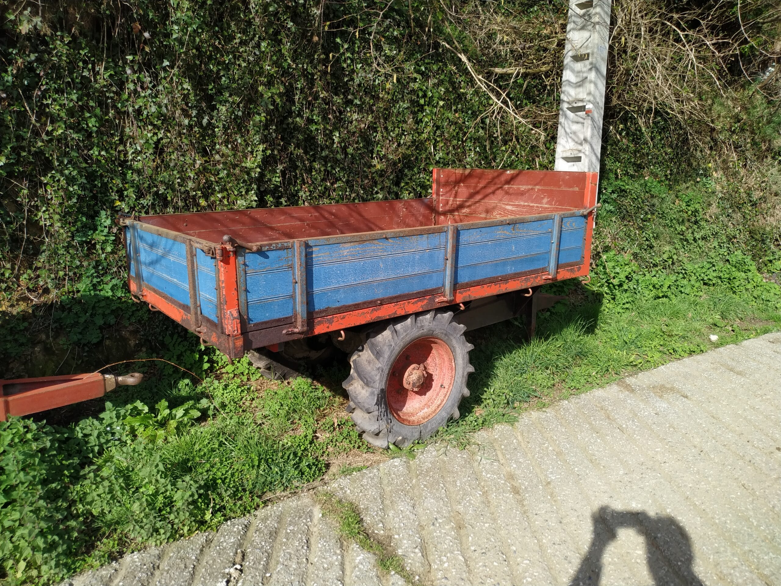 REMOLQUE-AGRICOLA-DE-TRACCION-BASCULANTE-1